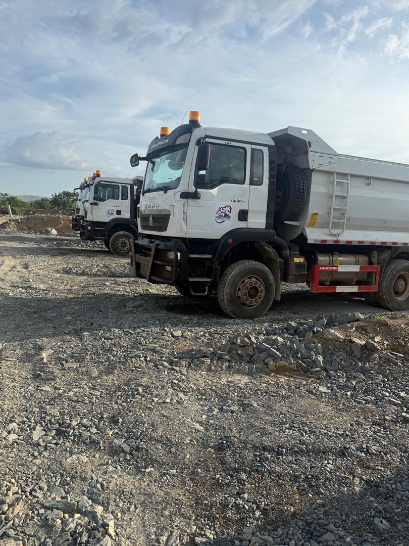Camions benne Koswende Services alignés sur une piste de mine