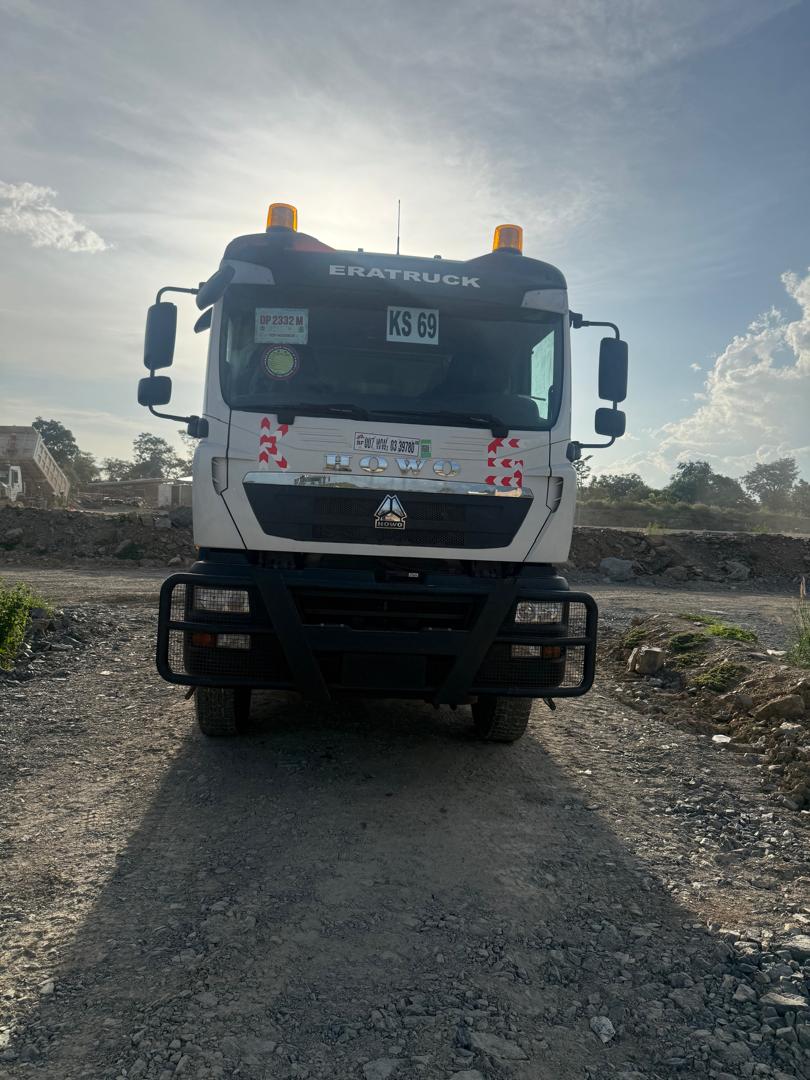 Camion benne SINOTRUK de face sur la piste