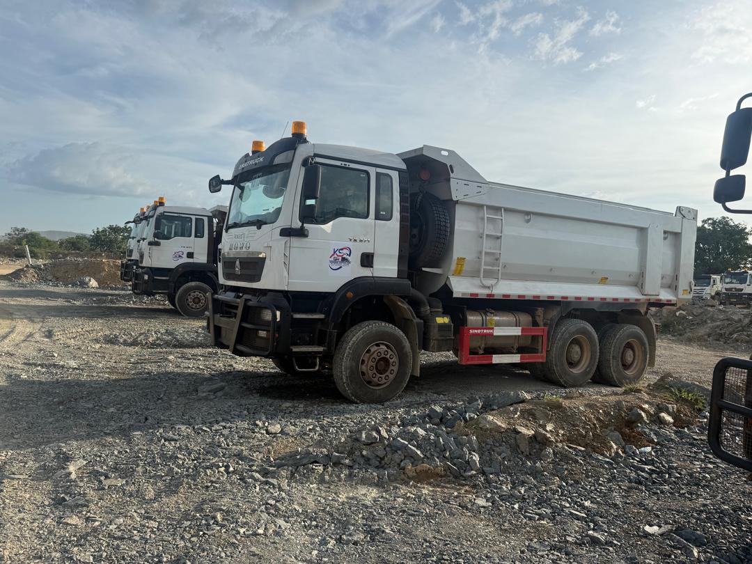 Camion benne sur site