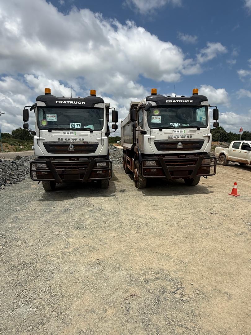 Deux camions benne sur la plateforme