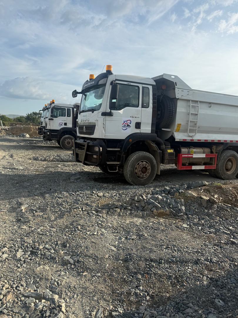 Camions benne alignés